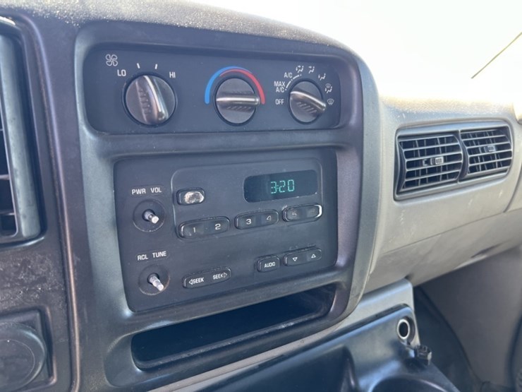 2001-gmc-3500-image-17