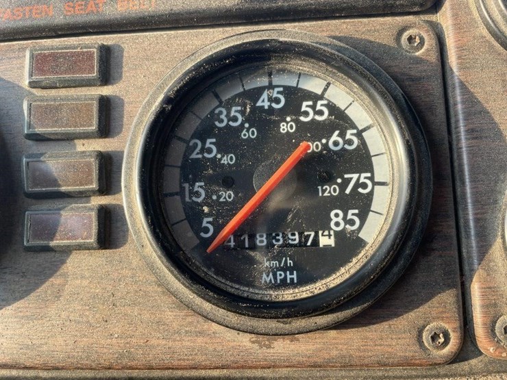 1999-freightliner-fld120-image-23