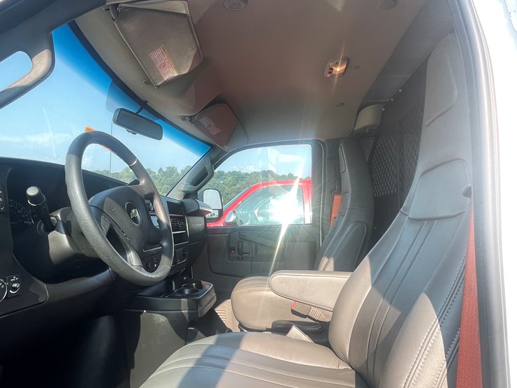 #1033-•-2023-chevy-express-van-(has-wi-salvage-title)-image-39