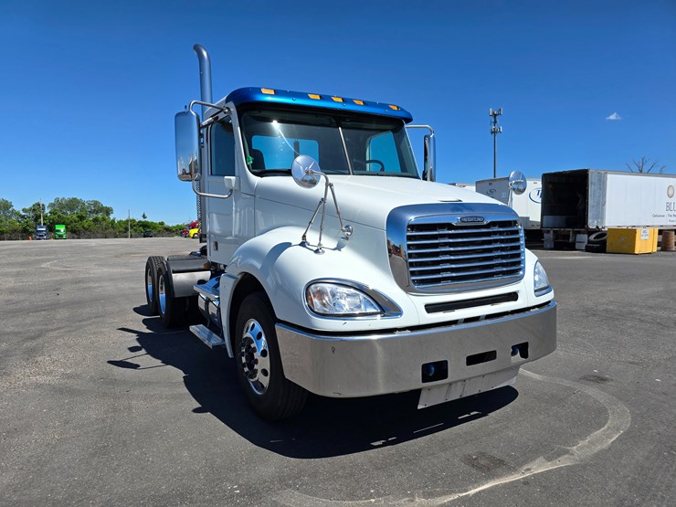 2020-freightliner-columbia-120-image-49