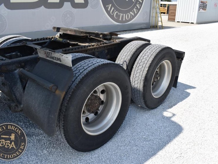 2003-freightliner-columbia-120-image-27
