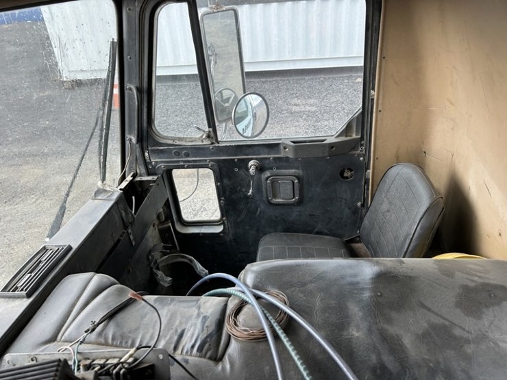 1988-peterbilt-320-image-16