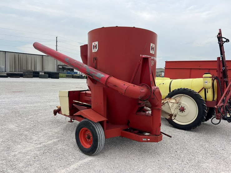 #204793-•-case-ih-1150-feed-grinder-image-3