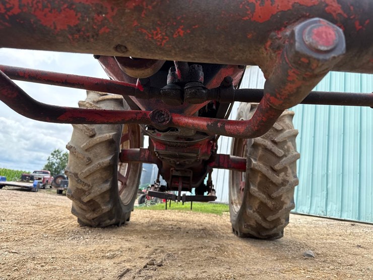 internationa-560-diesel-tractor-image-32
