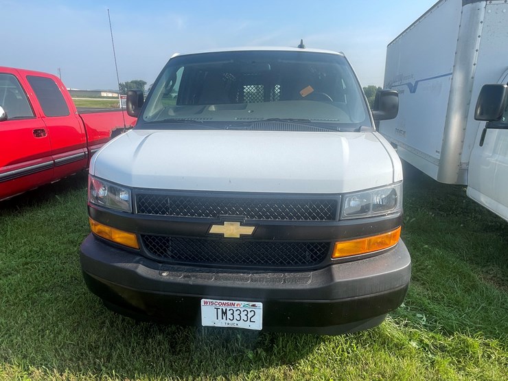 #1033-•-2023-chevy-express-van-(has-wi-salvage-title)-image-2