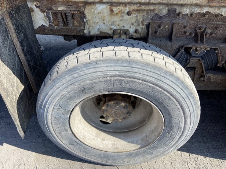 2002-peterbilt-320-image-25