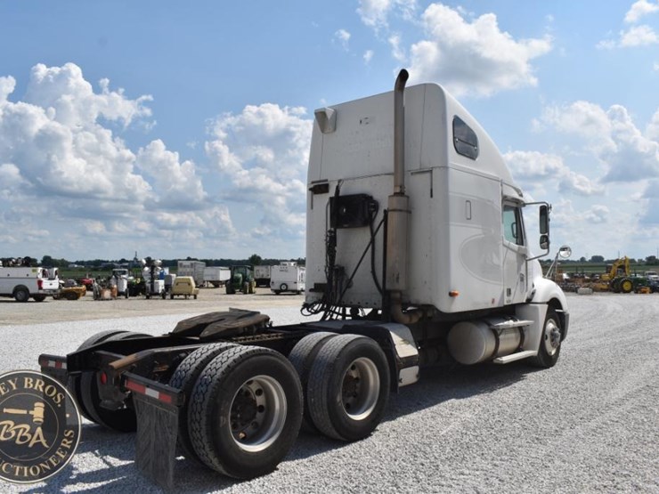 2003-freightliner-columbia-120-image-17