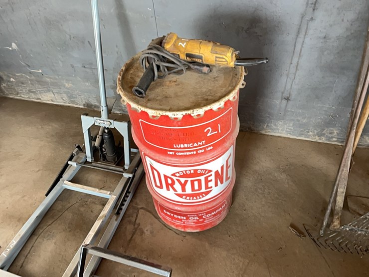 drydene-grease-can-&-dewalt-sander-support-equipment-image-1