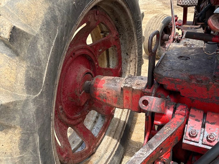 internationa-560-diesel-tractor-image-13