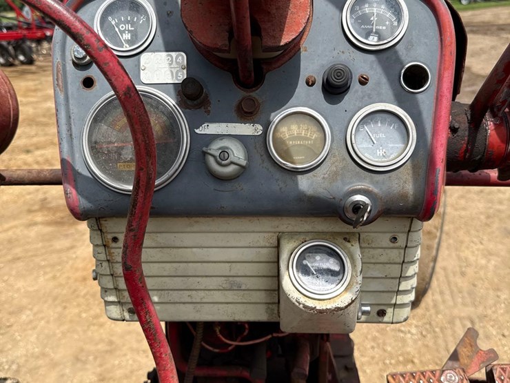 internationa-560-diesel-tractor-image-25