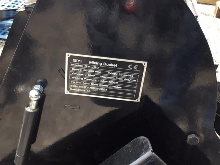 new-giyi-mini-skid-steer-mixing-bucket-image-3