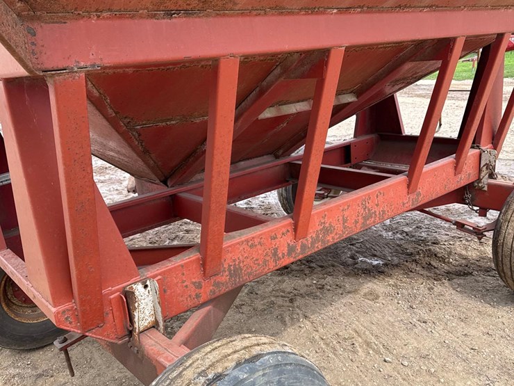demco-325bu-gravity-wagon-image-11