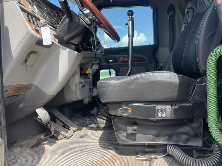 2007-peterbilt-388-image-26
