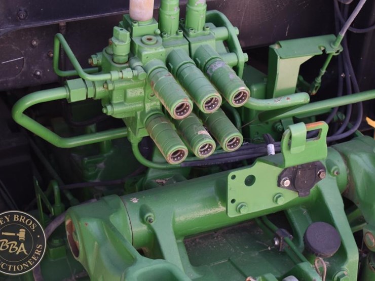 2017-john-deere-6120e-image-28