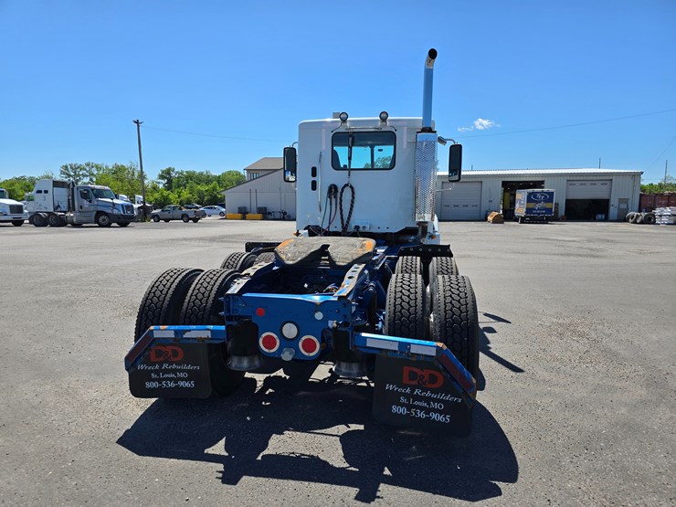 2020-freightliner-columbia-120-image-28