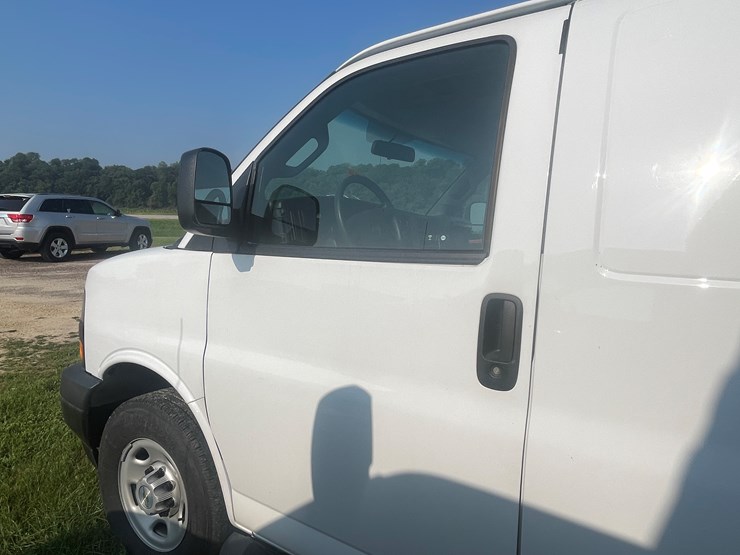 #1033-•-2023-chevy-express-van-(has-wi-salvage-title)-image-23