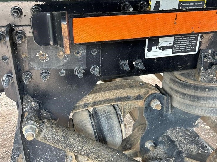 2021-mack-granite-64fr-image-32