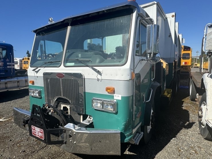 2007-peterbilt-320-image-1