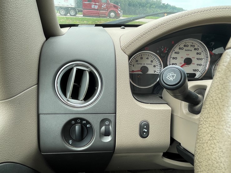 #1037-•-2005-ford-lariat-crew-cab-4x4-(has-wi-title)-image-54