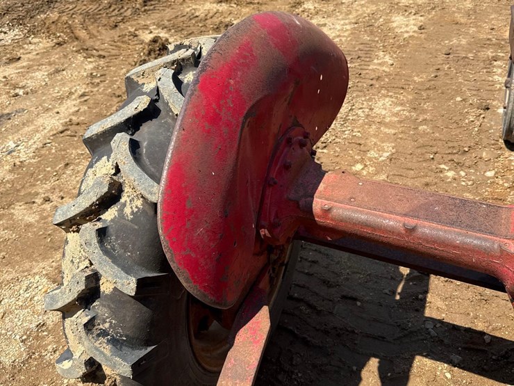 farmall-b-tractor-image-7
