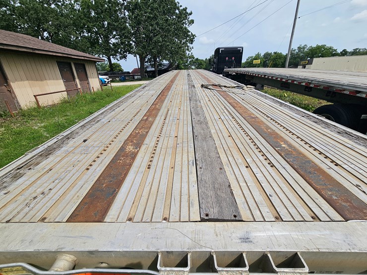 2005-utility-48'-x-102"-image-50
