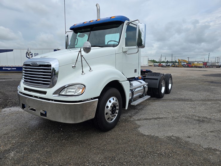 2018-freightliner-columbia-120-image-2