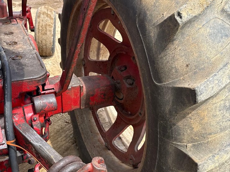 internationa-560-diesel-tractor-image-14