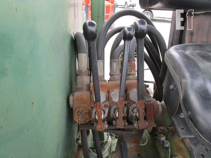 john-deere-2440-image-6