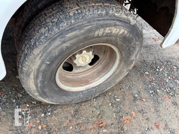 2005-chevrolet-3500-image-23