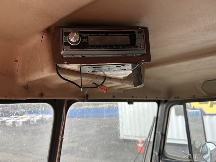 1988-peterbilt-320-image-22