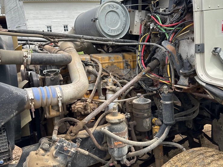2000-freightliner-fld112-image-23