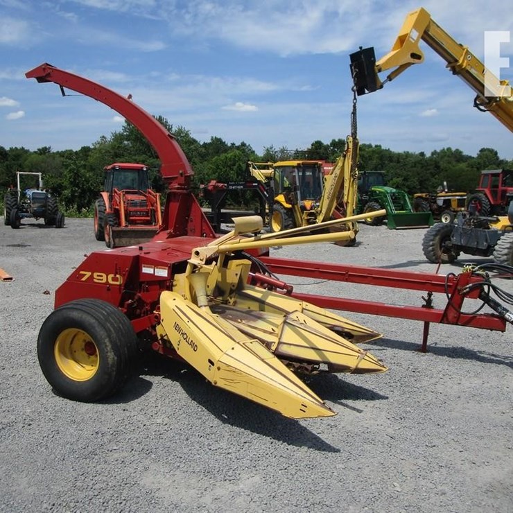 NEW HOLLAND 790
