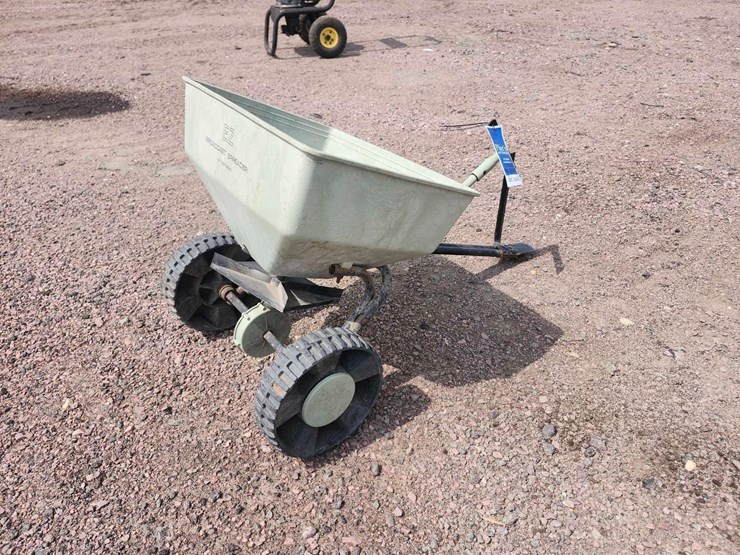 pull-behind-fertilizer-spreader-image-1