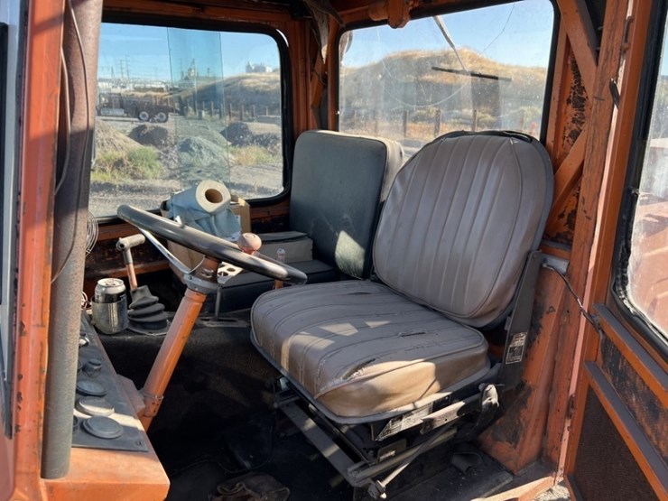 1977-tucker-2740bre-sno-cat-image-13