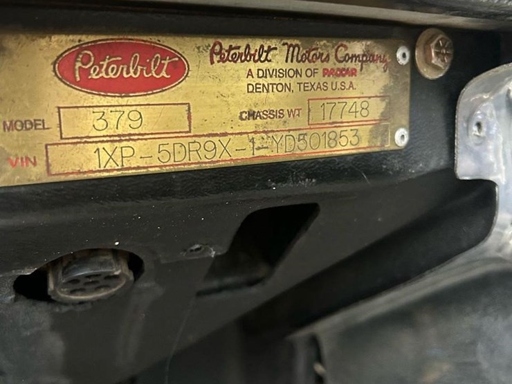 2000-peterbilt-379-image-22