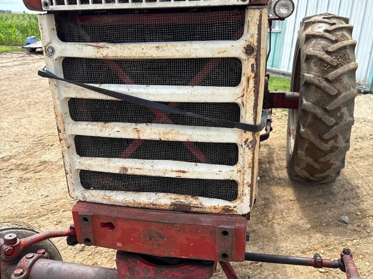 internationa-560-diesel-tractor-image-31
