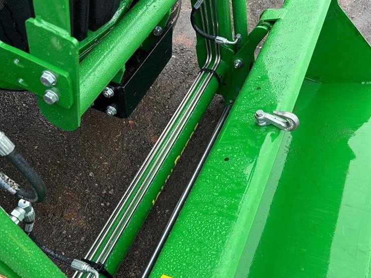 2022-john-deere-3032e-image-12