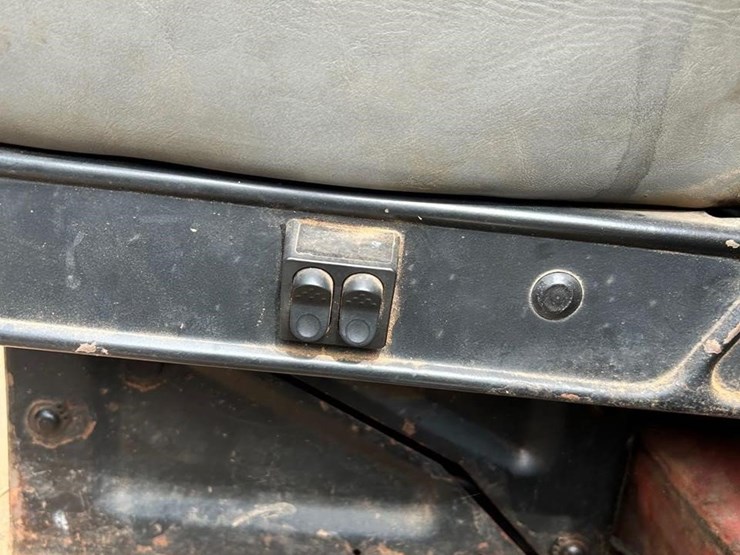 2000-peterbilt-330-image-42
