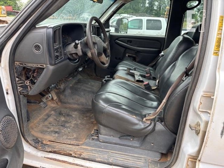 2005-chevrolet-3500-image-12