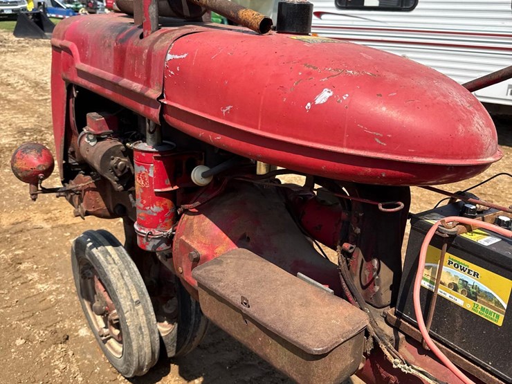 farmall-b-tractor-image-13