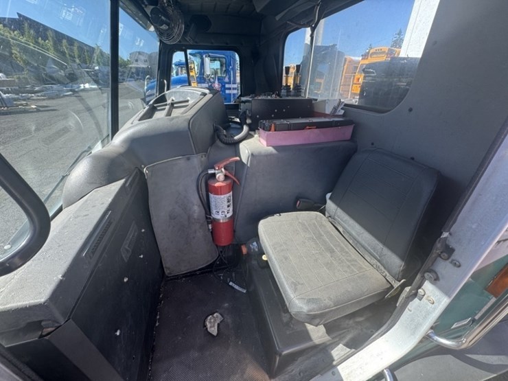 2007-peterbilt-320-image-15