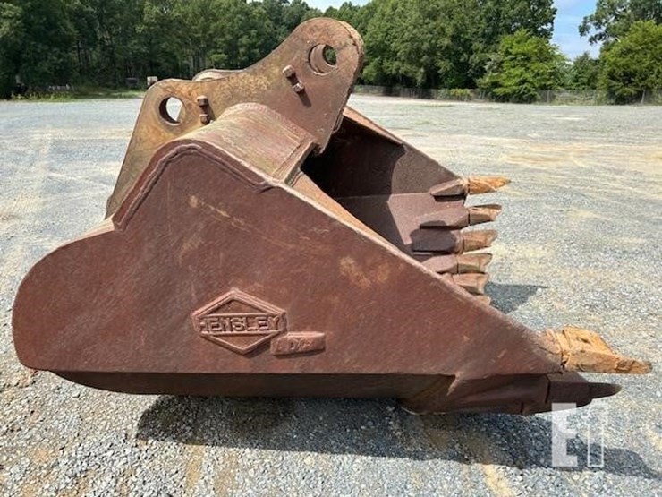 hensley-bucket-for-deere-600clc-excavator-image-1