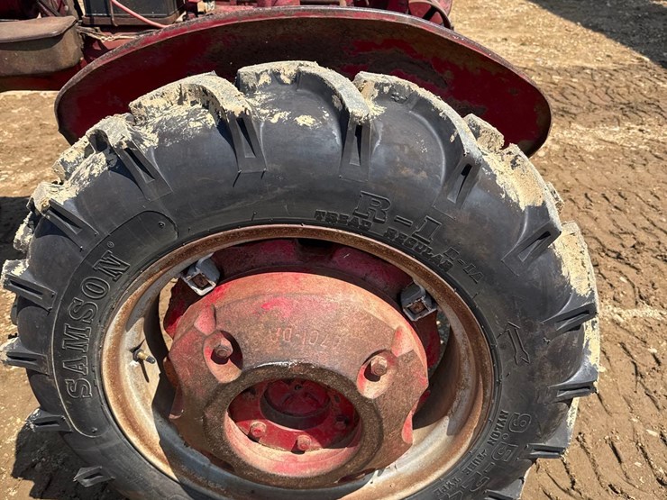 farmall-b-tractor-image-9