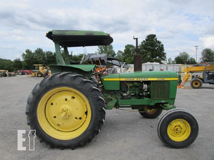 john-deere-2440-image-1