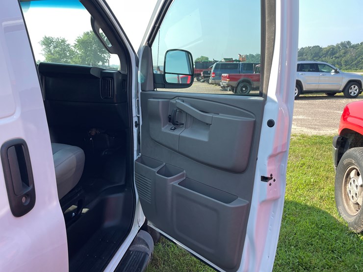 #1033-•-2023-chevy-express-van-(has-wi-salvage-title)-image-50
