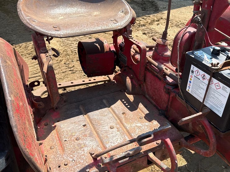 farmall-b-tractor-image-20