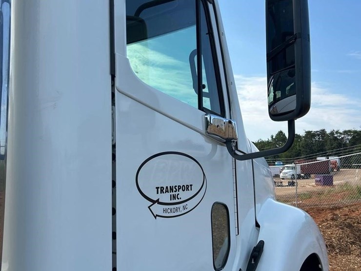 2005-freightliner-columbia-120-image-30