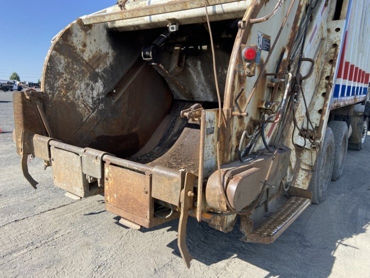 2002-peterbilt-320-image-37