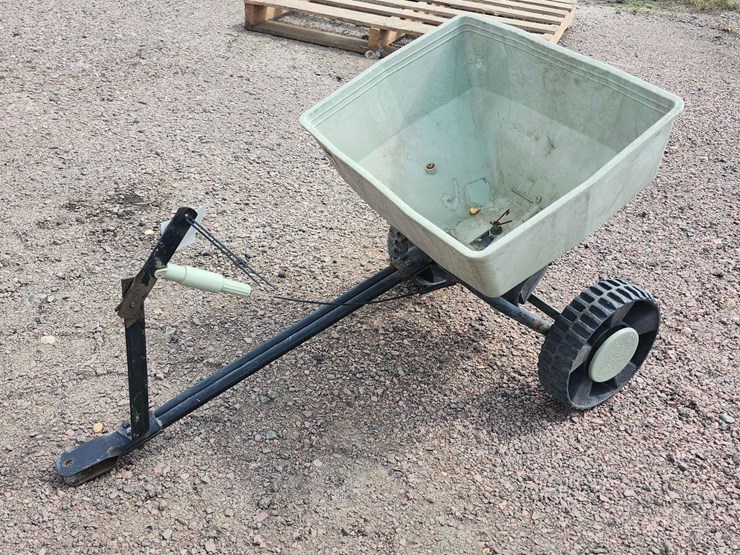pull-behind-fertilizer-spreader-image-3
