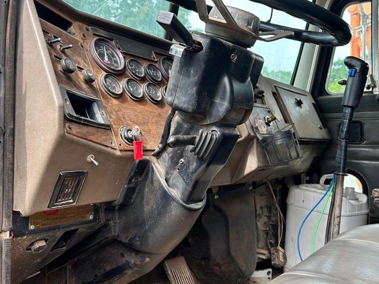 2000-peterbilt-330-image-44